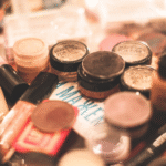 5 Kesalahan Fatal dalam Make Up yang harus kamu hindari kalau kamu gak mau kulitmu kusam Hitam Putih Merah Muda Moderen Y2k Streetwear Logo (3)
