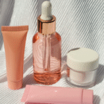 Kamu yang remaja wajib tau ini. Tips Skincare Anti Gagal untuk Remaja: Aman, Terjangkau, dan Efektif Hitam Putih Merah Muda Moderen Y2k Streetwear Logo (6)