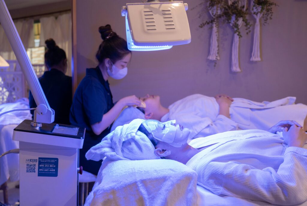 LED Light Therapy di Rumah: Aman Nggak untuk Semua Jenis Kulit?